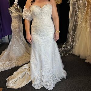 Stunning Off-Shoulder Lace Bridal Gown